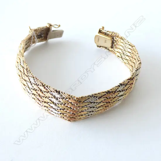 9CT TRICOLOUR GOLD MESH BRACELET (requires small repair) 22.4gm