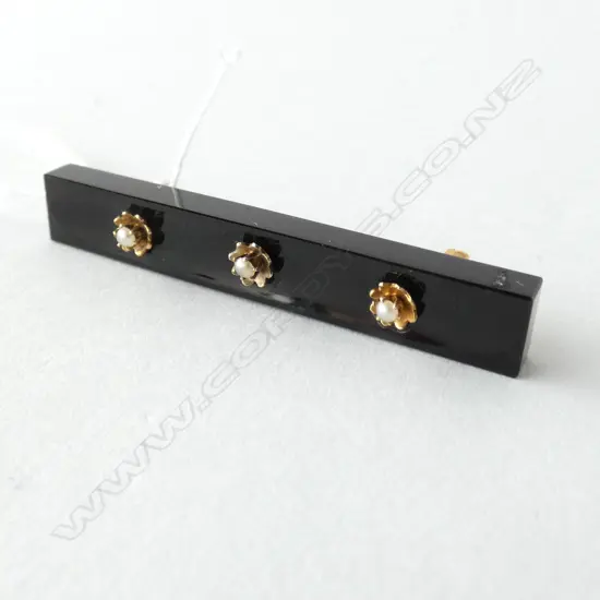 BLACK ONYX 9CT GOLD & SEED PEARL PIN BROOCH, C1900, L. 44mm