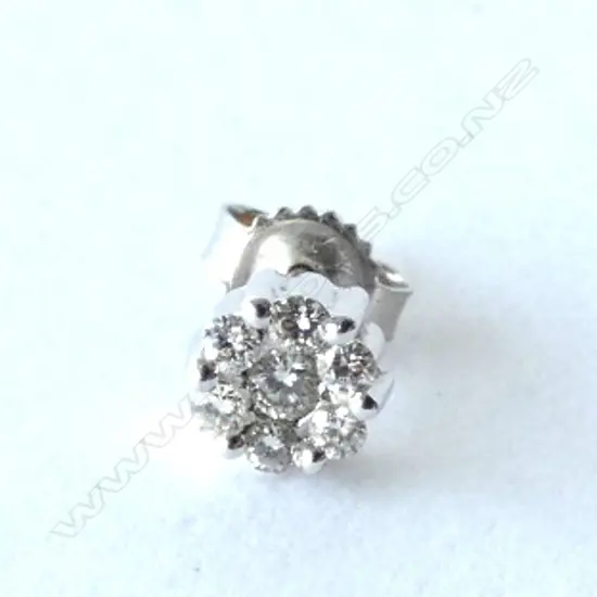 18CT WHITE GOLD DIAMOND CLUSTER STUD EARRING (one only)