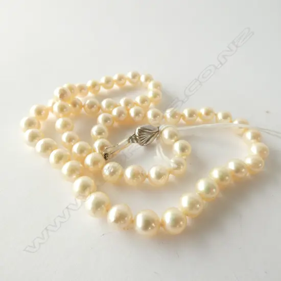 STRING OF WHITE ROUND 7MM CULTURED  PEARLS, 925 SILVER CLASP
