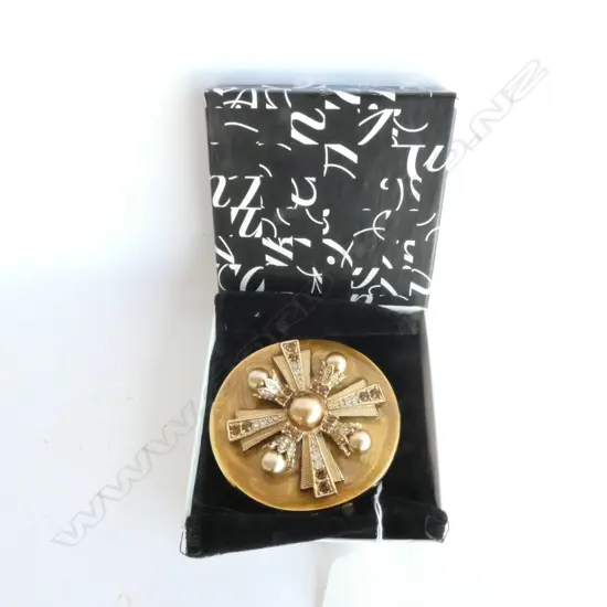 BOXED SAKS FIFTH AVENUE POWDER COMPACT D70 MM