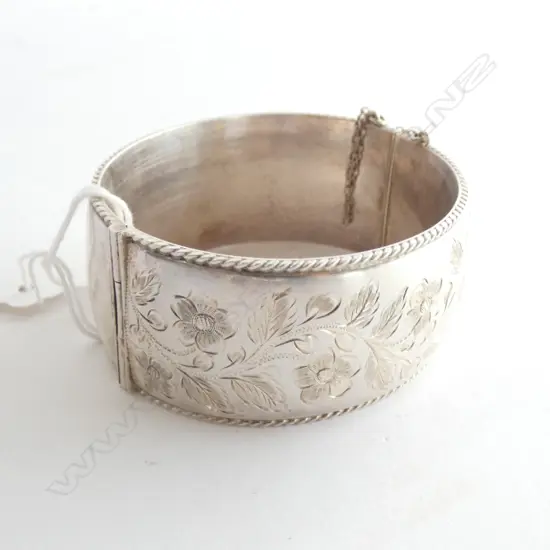 (18643) SILVER HALF HINGED BANGLE ENGRAVED