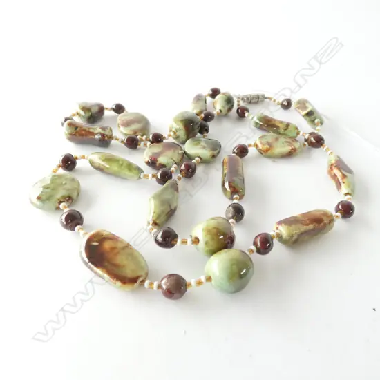 ATTRIB. CROWN LYNN BEAD NECKLACE