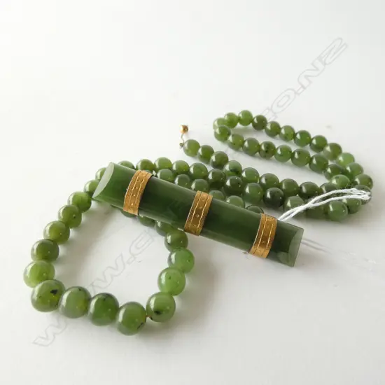 9CT GOLD GREENSTONE BAR BROOCH + JADE NECKLACE