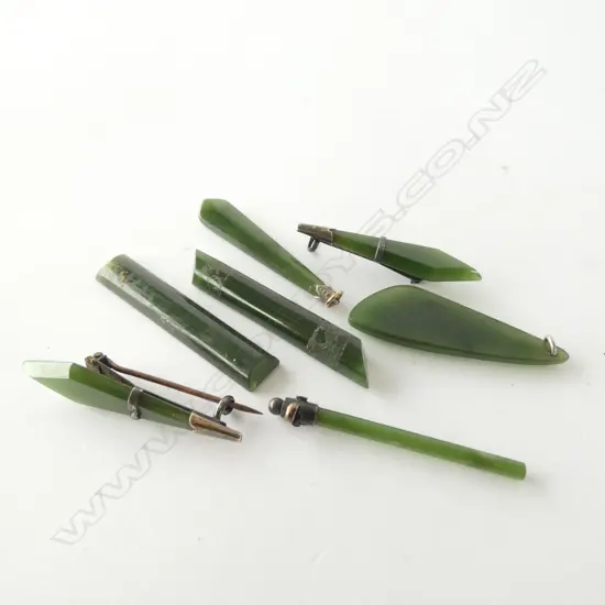 7 JADE ITEMS; 2 PENDANTS, 1 BROOCH & 4 OTHERS