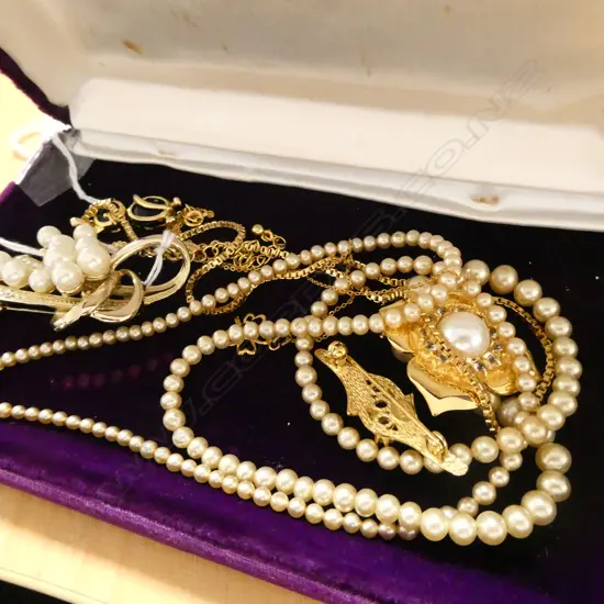 ASSORTMENT OF QUALITY COSTUME JEWELLERY; 3 BROOCHES, 2 NECKLACES, STRING FAUX PEARLS