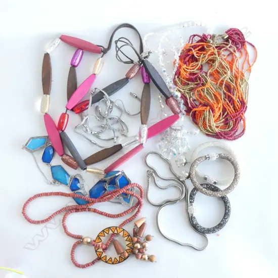 LG BAG ASSORTED GOOD COSTUME JEWELLERY