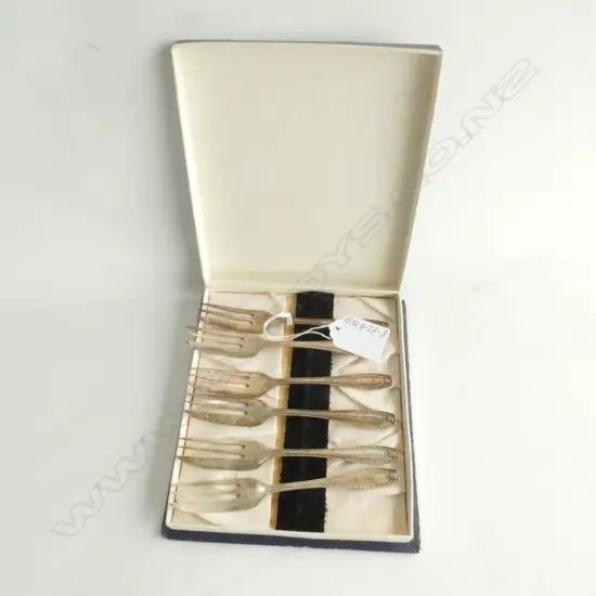 (19645)SET 6 SILVER CAKE FORKS BOXED