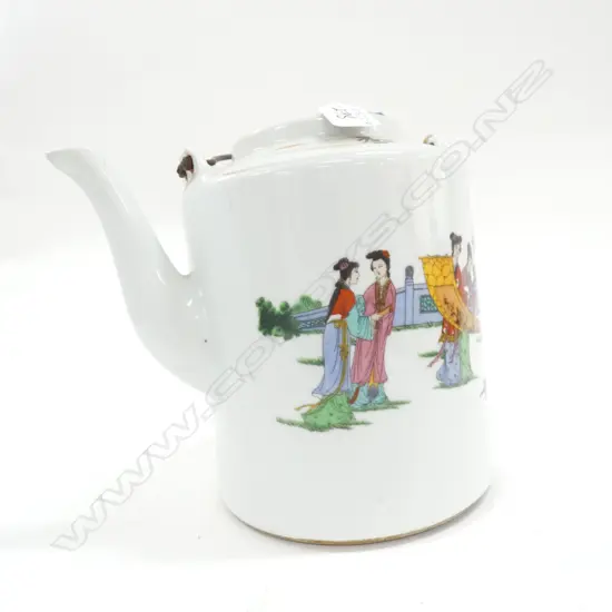 CHINESE LGE FAMILLE ROSE TEAPOT DBLE METAL HANDLE H.220mm