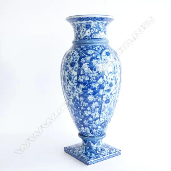 LG ORIENTAL BLUE & WHITE VASE H. 350MM