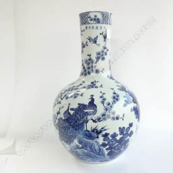 LGE ORIENTAL B & W VASE BULBOUS BODY H.545mm.