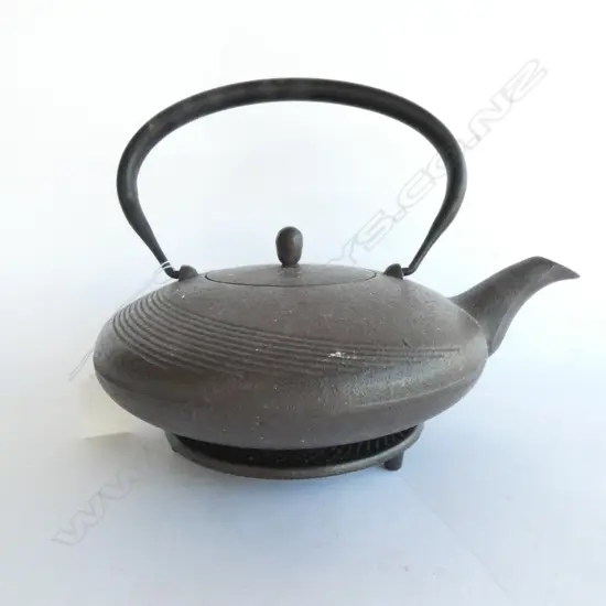 CAST IRON JAPANESE KETTLE & STAND, H. 200MM