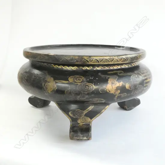 CHINESE BLACK LACQUERED STAND WITH GILDED DECORATION SOME DAMAGE D 230 MM 