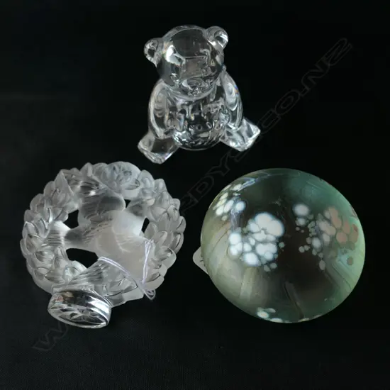 ISLE OF WIGHT GLASS PAPERWEIGHT, LALIQUE FROSTED GLASS DOVE WREATH & CRISTAL D'ARQUES GLASS BEAR, H. 60MM