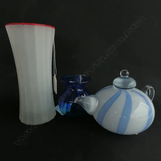 TWO GLASS VASES (ONE SIGNED) (TALLEST H. 165MM) & BLUE & WHITE ART GLASS TEAPOT, H. 120MM