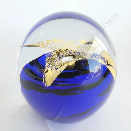 GARY NASH LTD. ED. GLASS PAPERWEIGHT, COBALT & GOLD LEAF, H. 90MM