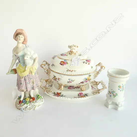 DARBY STYLE TUREEN L. 240MM, SHEPHERDESS + MILK GLASS SPILL VASE