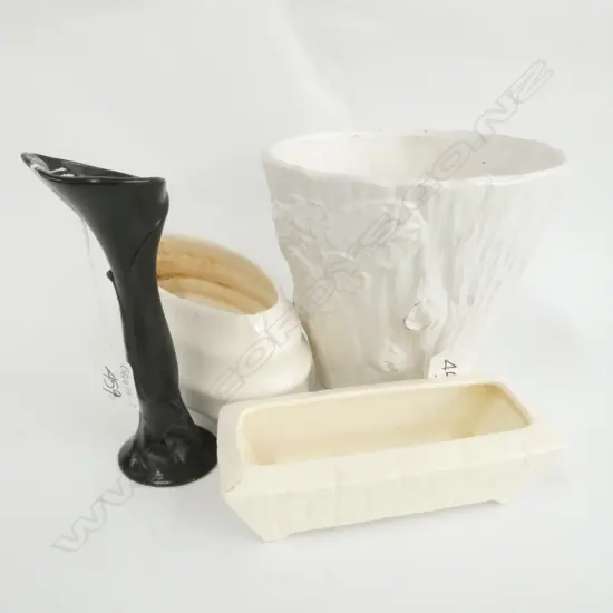 THREE CROWN LYNN VASES & 1 PLANTER POT, H. 155MM