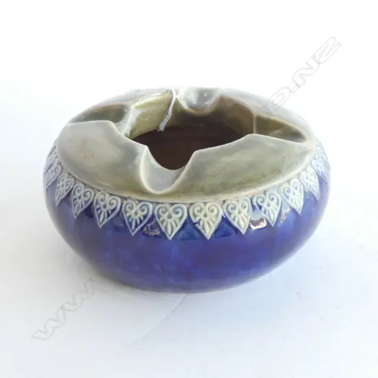 DOULTON LAMBETH ASHTRAY BY MAUD BOWDEN STAMPED TO BASE N.Z.S.CO D 140 MM