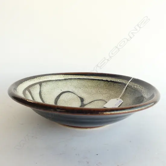 WARWICK LIDGARD? NZ POTTERY BOWL WAX RESIST Dia.220mm