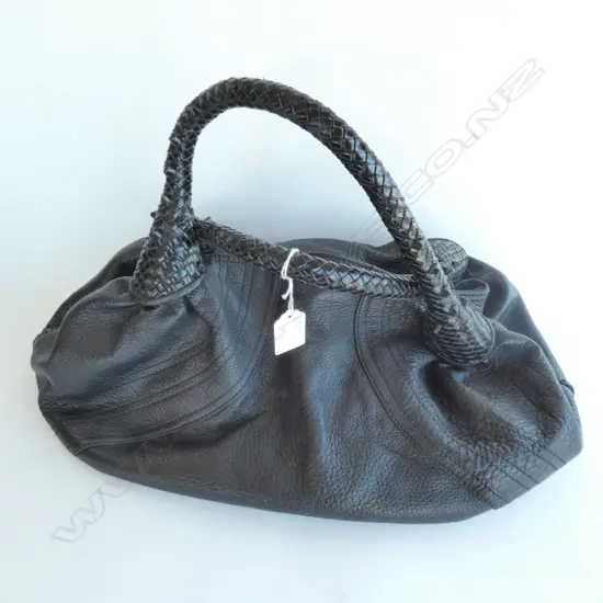 VINTAGE FENDI HANDBAG WITH INTERNAL PURSE & HANDLE?