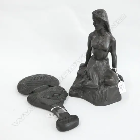 BRONZED TE PANIA H. 275MM + CARVED MAORI CLUB L. 335MM