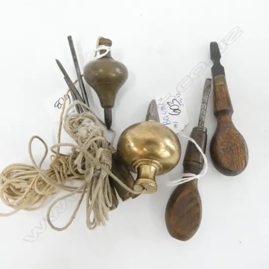 2 BRASS PLUMB BOBS, 4 BRASS SCREW DRIVERS + 2 WOODEN HANDLE