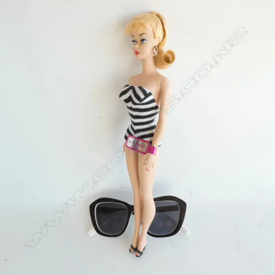 VINTAGE BARBIE DOLL L. 290MM + PR LE SPECS SUNGLASSES