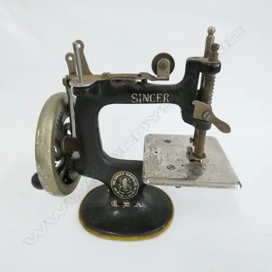 CHILD'S MINIATURE SINGER SEWING MACHINE, H. 160MM