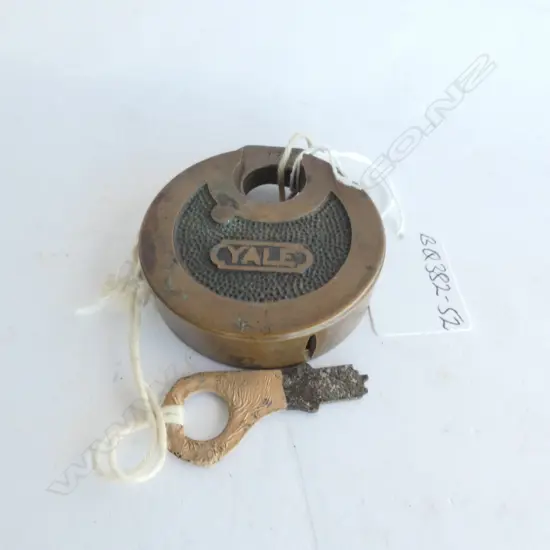 (018)OLD BRASS YALE PADLOCK 'MADE IN U.S.A' Dia.58. WITH KEY