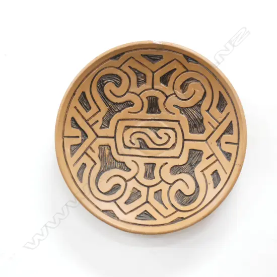 A SOUTH AMERICAN POTTERY WALL PLATE SIGNED PAULO VIEGAS PAKA BR D.273mm