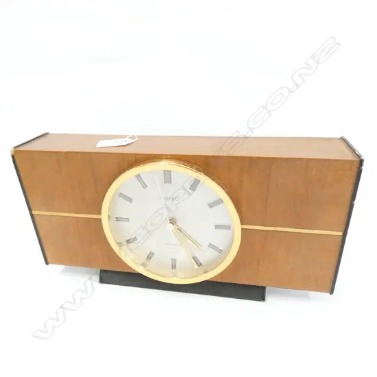 A VINTAGE MODERNIST 1960S SEIKO TRANSISTOR CLOCK