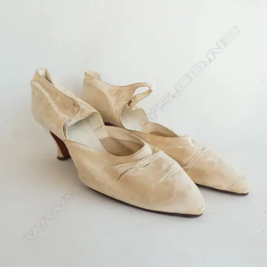 ANTIQUE CREAM SATIN SHOES, LEATHER SOLE.  SIZE 55 (L. 270MM)