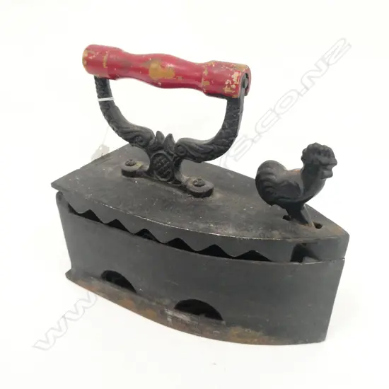 CAST IRON CLOTHES IRON WITH CHICKEN LEVER. L. 225MM