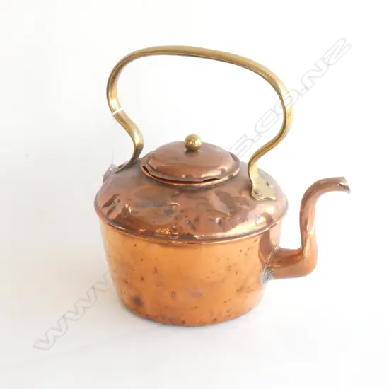 OLD COPPER KETTLE WITH BRASS FIXED HANDLE. H. 260MM
