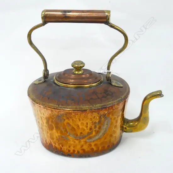 COPPER KETTLE WITH COPPER & BRASS SWING HANDLE & BRASS SPOUT. H. 270MM