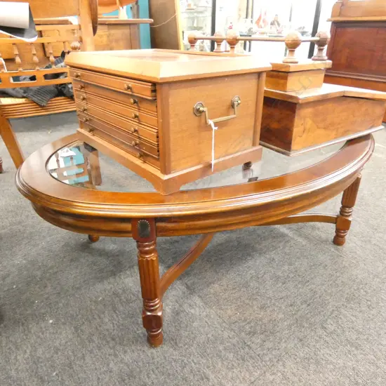 OVAL ANTIQUE STYLE COFFEE TABLE WITH GLASS INSERT 1100X760MM