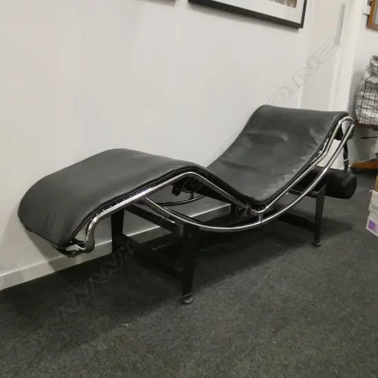 LE CORBUSIER LC4 STYLE LOUNGER IN CHROME & BLACK LEATHER L. 1650MM