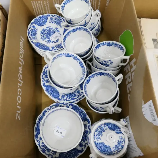 RIDGWAY BLUE & WHITE 'WINDSOR' CUPS & SAUCERS, SUGAR BOWL & SLOP BOWL