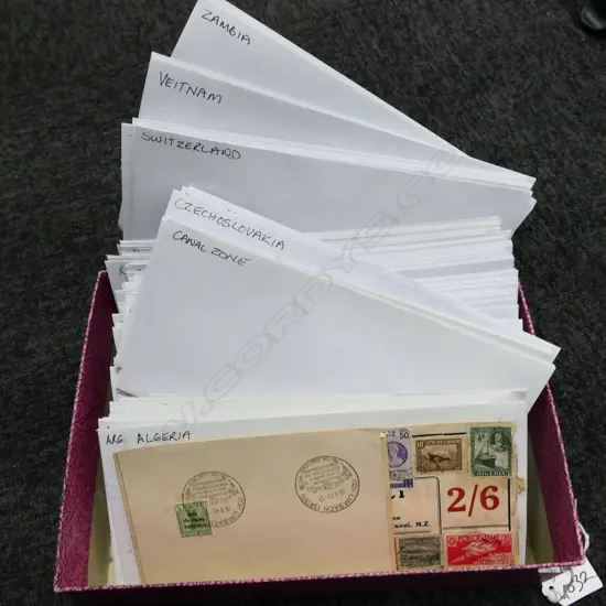 COLLECTION VINTAGE WORLD STAMPS 