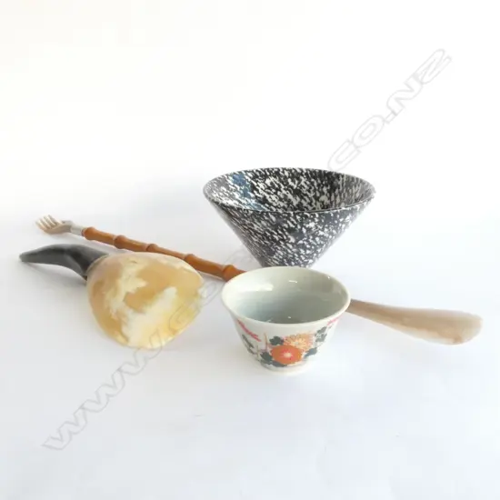 BOX LOT BACK SCATCHER, HORN SPOON, 2 BOWLS