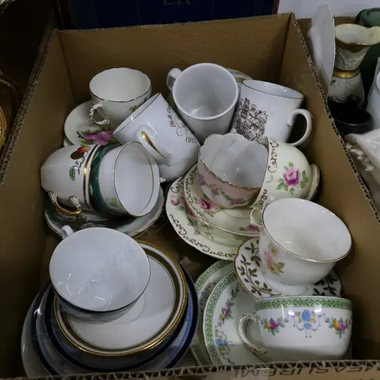 GOOD BOX LOT TRIOS, CUPS & SAUCERS & MUGS