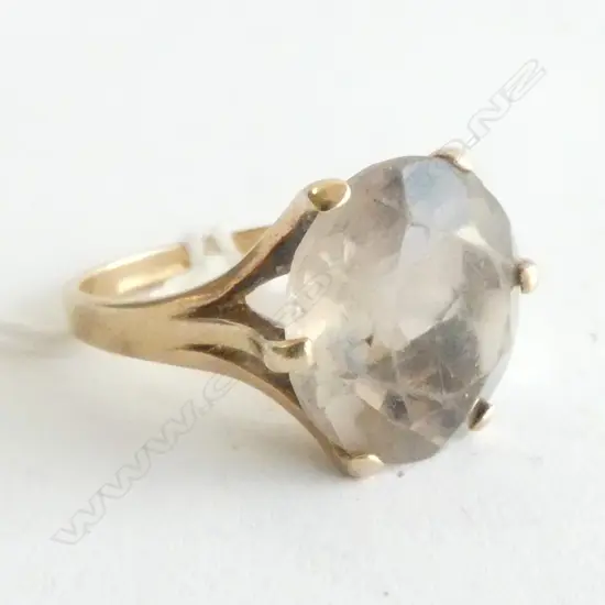 VINTAGE 9CT GOLD RING LGE CIRCULAR PALE STONE 5.4gm