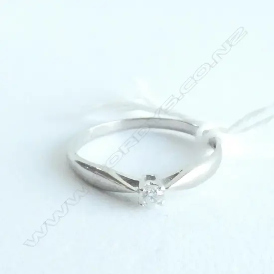 9ct & DIAMOND SOLITAIRE RING MHJ