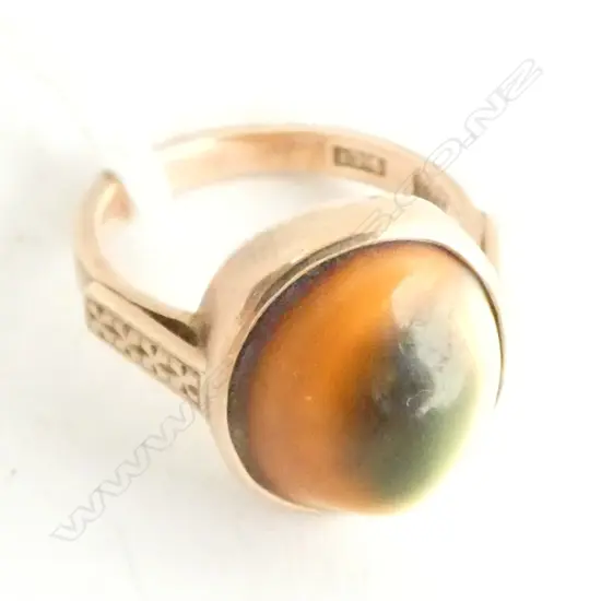 RING LADIES CATSEYE SET IN 9ct GOLD, 4.6gm