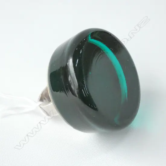 RING STERLING SILVER, ABSOLUTE 1960'S DEEP RICH FOREST GREEN RESIN. Dia 47mm.