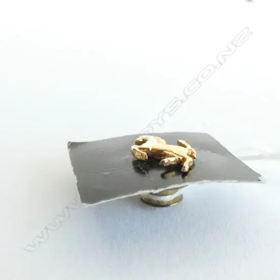 18CT YELLOW GOLD FERRARI PIN