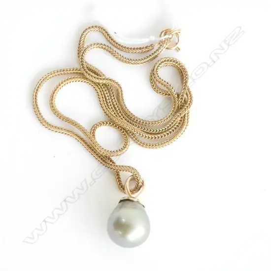 9CT GOLD & TAHITIAN BLACK PEARL PENDANT WITH 9CT GOLD CHAIN 4.75gm