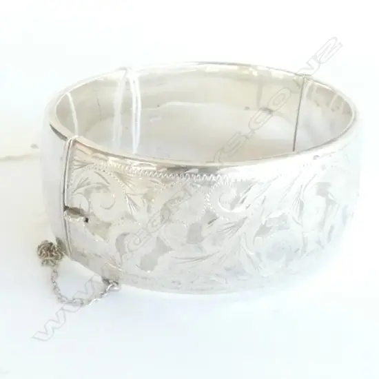 (006) SILVER HALF HINGED BANGLE SCROLL ENGRAVED
