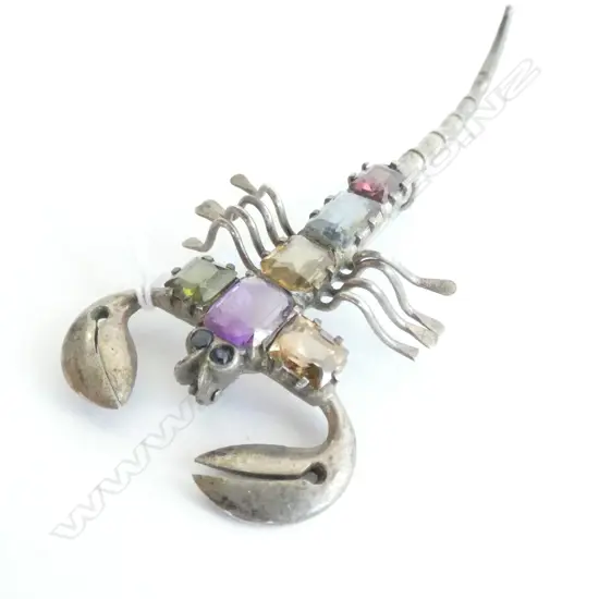 (18110)VINTAGE SILVER & COLOURED GEM SET SCORPIAN BROOCH L.75mm